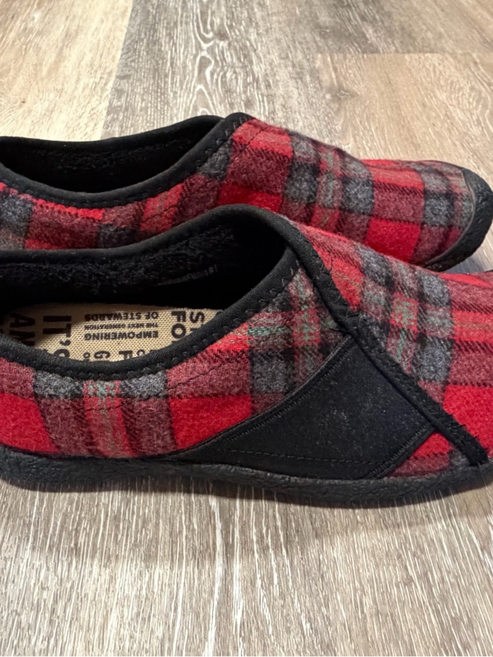 Keen Howser Slip-On Red Plaid Wrap Toe Shoes Slipper Womens Size 8 - Picture 2 of 9
